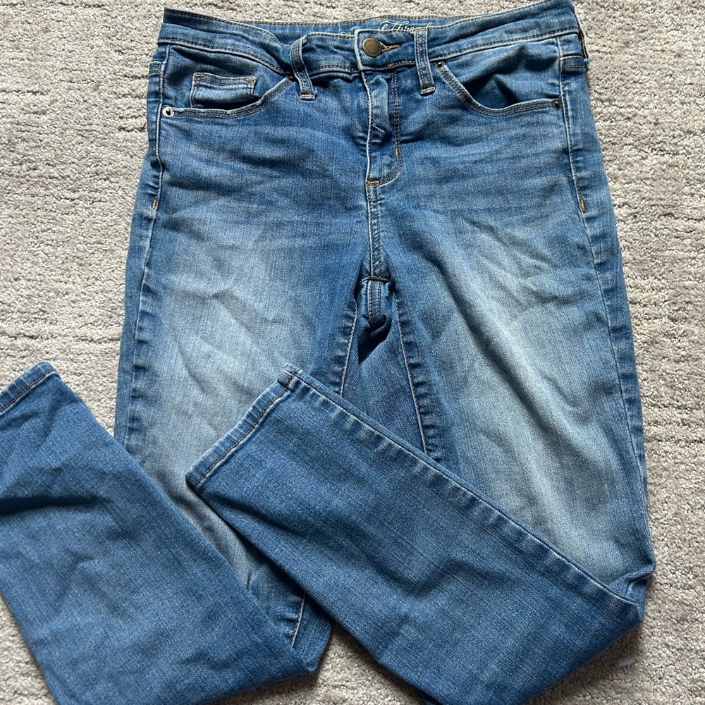 Universal Thread Women's Straight Leg Jeans in Medium Blue